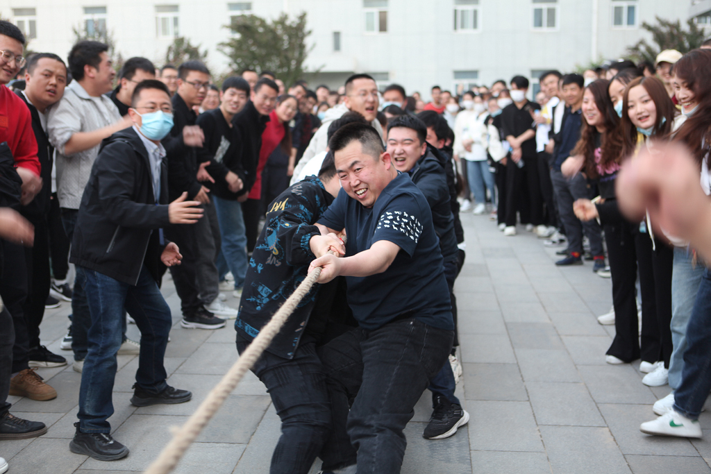 LEwin乐玩微电举办迎“五一”员工拔河比赛